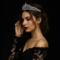 Side profile of the Élan Tiara on a model with lace attire.