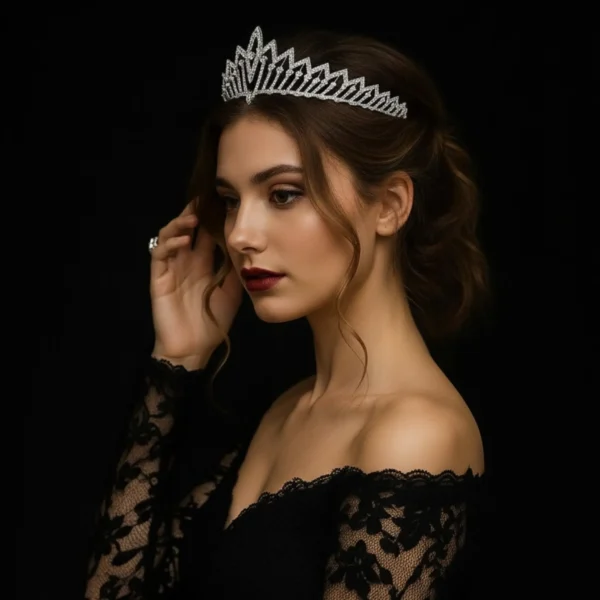 Side profile of the Élan Tiara on a model with lace attire.